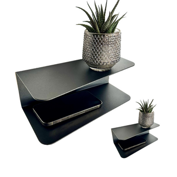 Væghængt skrå hylde, sort