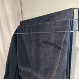 sort håndklædestang som er væghængt