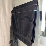 sort håndklædestang som er væghængt