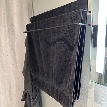 sort håndklædestang som er væghængt