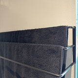 sort håndklædestang som er væghængt