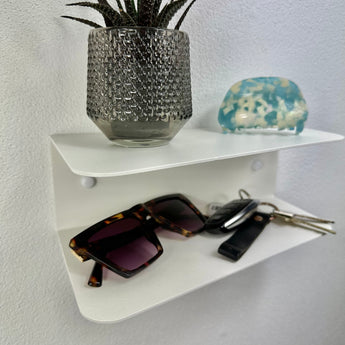 Væghængt skrå hylde, hvid