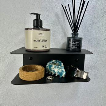 Væghængt skrå hylde, sort