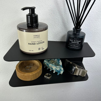 Væghængt skrå hylde, sort