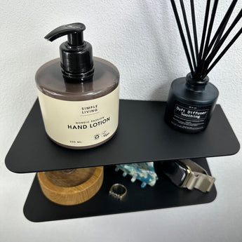 Væghængt skrå hylde, sort