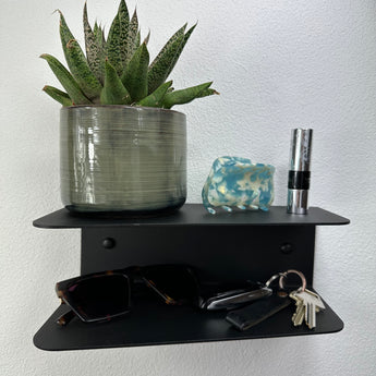 Væghængt skrå hylde, sort