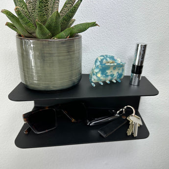 Væghængt skrå hylde, sort