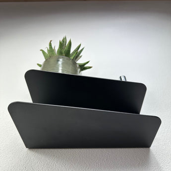 Væghængt skrå hylde, sort