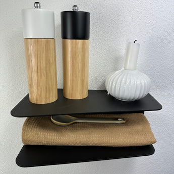 Væghængt skrå hylde, sort