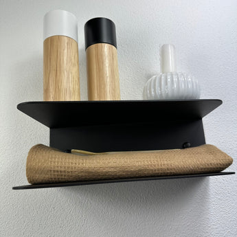 Væghængt skrå hylde, sort