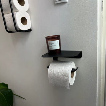 Holder til toiletpapir med hylde, sort