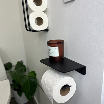 Holder til toiletpapir med hylde, sort