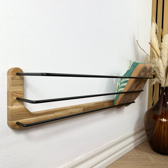Væghængt Hermann skohylde i træ og sort pulverlakeret stål.