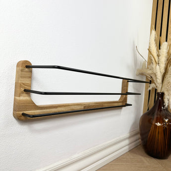 Væghængt Hermann skohylde i træ og sort pulverlakeret stål.