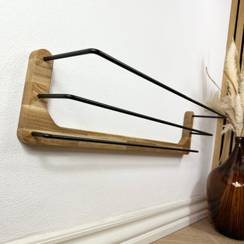 Væghængt Hermann skohylde i træ og sort pulverlakeret stål.