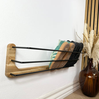 Væghængt Hermann skohylde i træ og sort pulverlakeret stål.