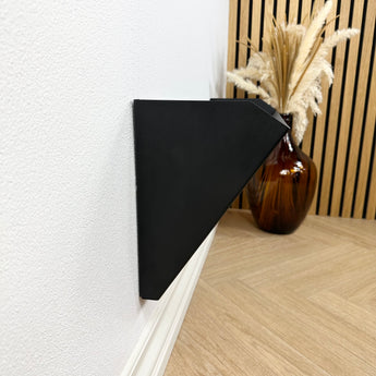 Karl skohylde, bukket stålplade med pulverlakering i sort