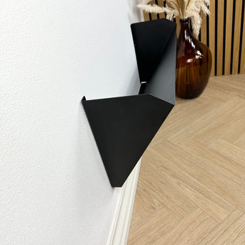 Karl skohylde, bukket stålplade med pulverlakering i sort