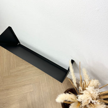 Karl skohylde, bukket stålplade med pulverlakering i sort