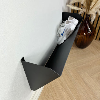 Karl skohylde, bukket stålplade med pulverlakering i sort