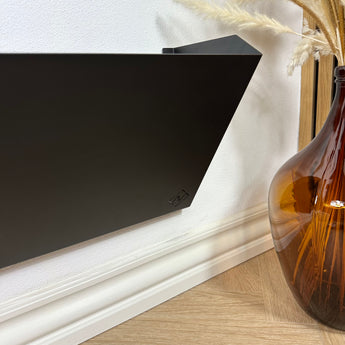 Karl skohylde, bukket stålplade med pulverlakering i sort