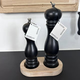 Salt og peber bakke ubehandlet egetræ, med kværne i