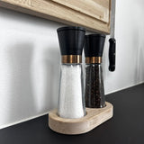 Salt og peber bakke med kværne i