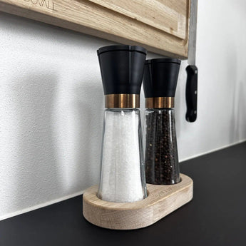 Salt og peber bakke med kværne i
