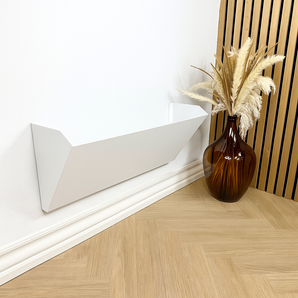 Karl skohylde, lavet af pladestål som er pulverlakeret hvid.