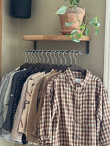 træhylde sort garderobe 