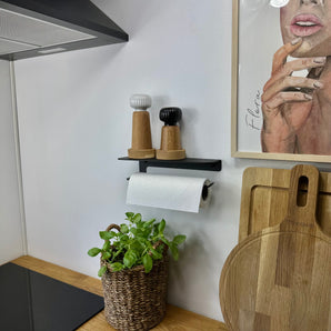 Hushållspappershållare med hyllplan