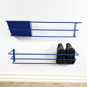 blå skohylder med sko i