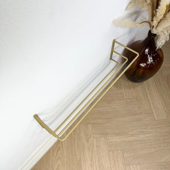 Væghængt guld skohylde fra Noovall