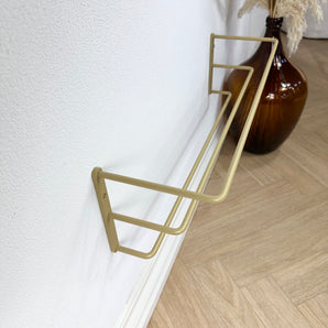 Væghængt guld skohylde fra Noovall