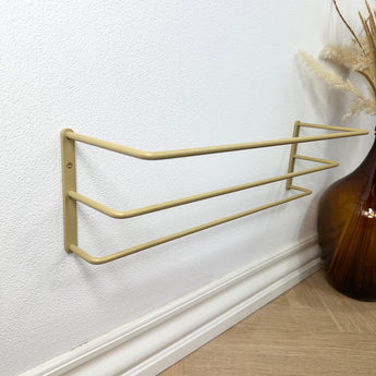 Væghængt guld skohylde fra Noovall