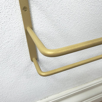 Væghængt guld skohylde fra Noovall
